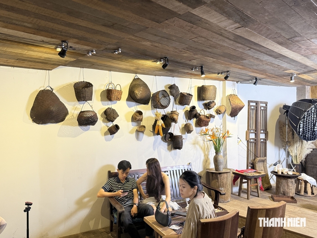 Đi Tây Bắc chưa được, giới trẻ TP.HCM tìm đến quán cà phê này - Ảnh 3.