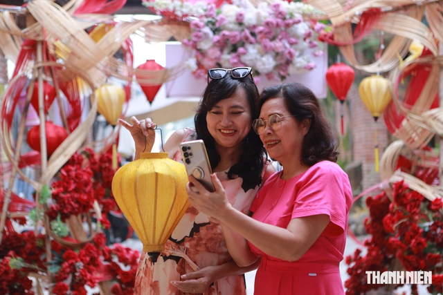 Chi 300 triệu trang trí trung thu, quán cà phê ở TP.HCM thành điểm check-in 'gây sốt' - Ảnh 6.
