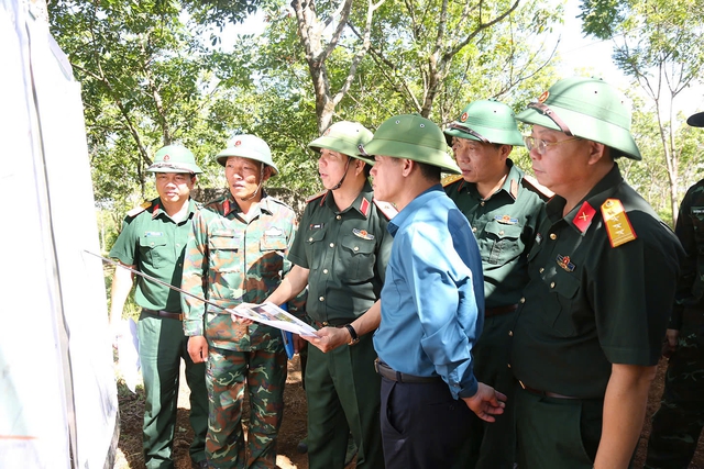 Khảo s&aacute;t vị tr&iacute; nghi c&oacute; mộ liệt sĩ tại x&atilde; Cồn Ti&ecirc;n - Ảnh 1.