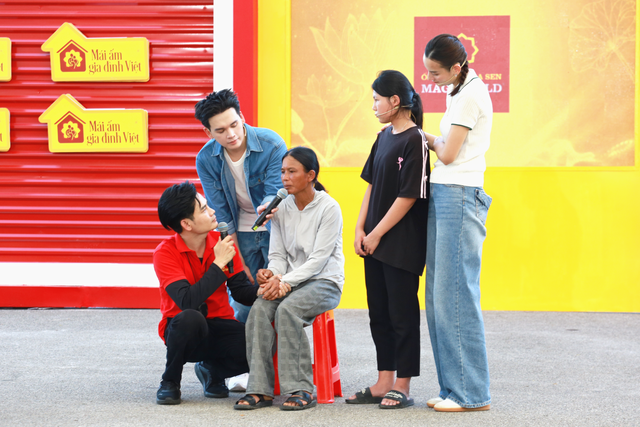 Xót xa cô bé 14 tuổi ngủ nền đất nhường giường cho mẹ đang đau bệnh - Ảnh 2.