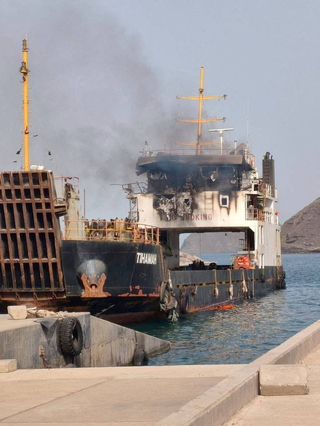 Mỹ phóng tên lửa ngăn tàu vượt vòng phong tỏa Iran, Houthi tấn công tàu hàng- Ảnh 2.