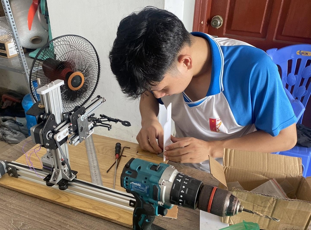 Sinh viên mê tự động hóa đến ‘xưởng thực chiến’, nơi sản phẩm công nghệ ra đời- Ảnh 3.