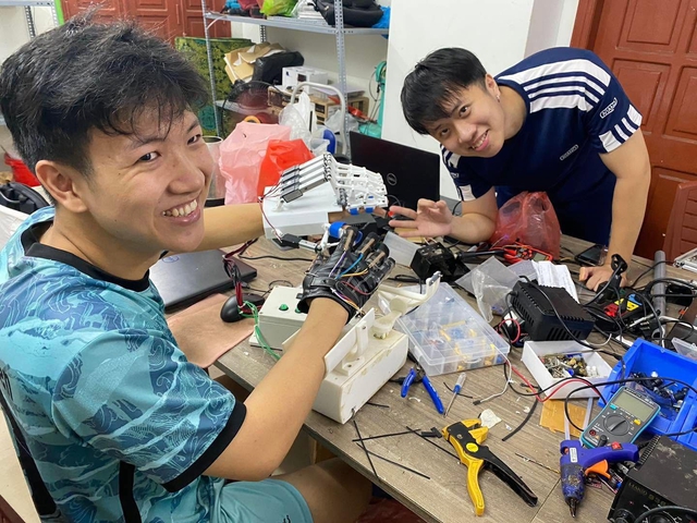Sinh viên mê tự động hóa đến ‘xưởng thực chiến’, nơi sản phẩm công nghệ ra đời- Ảnh 2.