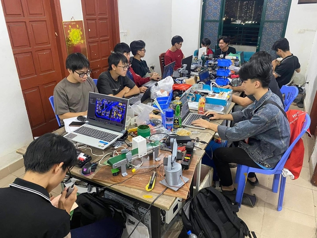 Sinh viên mê tự động hóa đến ‘xưởng thực chiến’, nơi sản phẩm công nghệ ra đời- Ảnh 1.