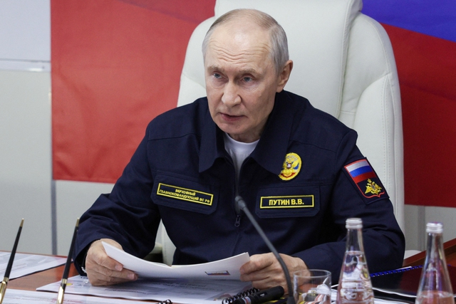 Ông Putin dọa đáp trả tương xứng nếu EU bắt tàu Nga - Ảnh 1.