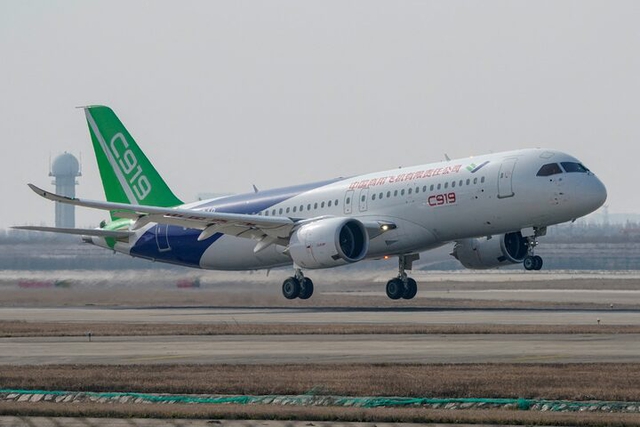 Máy bay C919 của Trung Quốc lần đầu bay tuyến thương mại quốc tế - Ảnh 1.