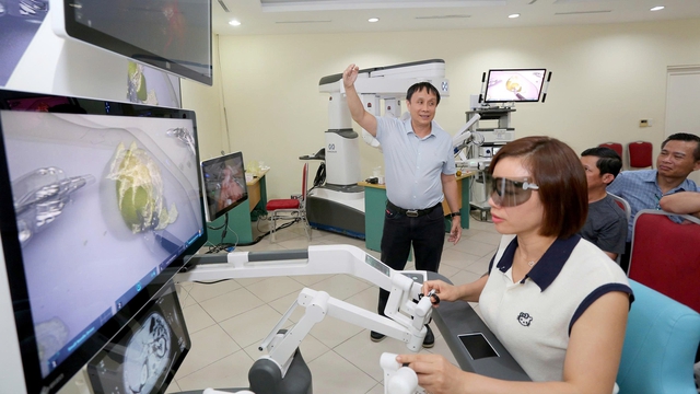 22 y bác sĩ trong nước được đào tạo phẫu thuật robot- Ảnh 1.