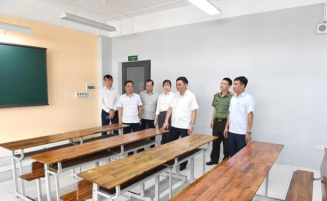 Thi lại tốt nghiệp THPT ở điểm thi Trường THPT chuyên Tuyên Quang: Tăng giám sát từ coi đến chấm thi - Ảnh 2.
