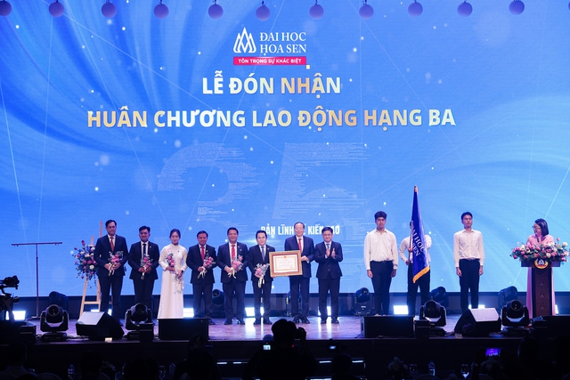 Trường ĐH Hoa Sen đón nhận Huân chương lao động hạng Ba - Ảnh 1.