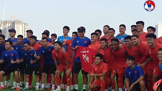 Quang Hải nhận món quà tuyệt vời từ thầy Kim, lời chúc đặc biệt vì xô đổ kỷ lục của Công Vinh- Ảnh 1.