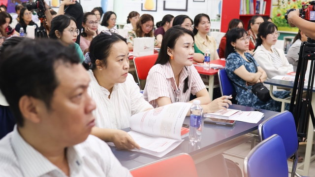 100 giáo viên tiếng Anh TP.HCM bàn cách khắc phục 'điểm nghẽn' của học sinh Việt - Ảnh 2.