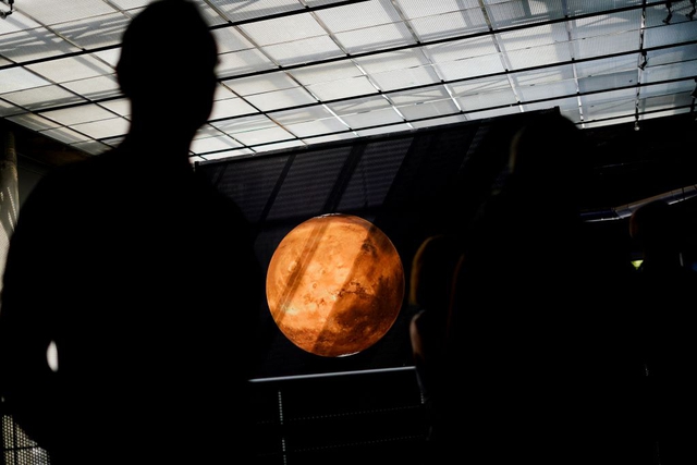 NASA bác tin đồn trọng lực sẽ biến mất vào thời điểm nhật thực ở châu Âu - Ảnh 1.