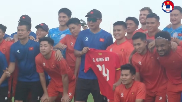 Quang Hải nhận món quà tuyệt vời từ thầy Kim, lời chúc đặc biệt vì xô đổ kỷ lục của Công Vinh- Ảnh 2.