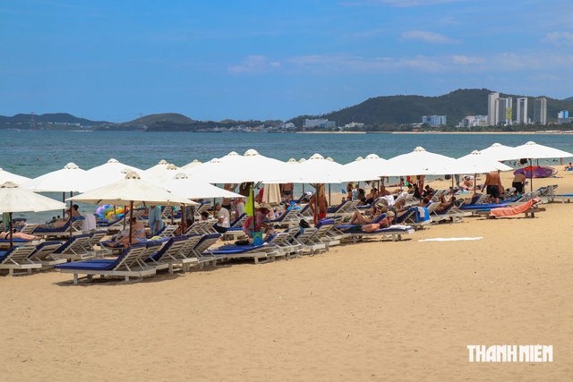Nha Trang tạm dừng dịch vụ tr&ecirc;n b&atilde;i biển sau 18 giờ - Ảnh 2.