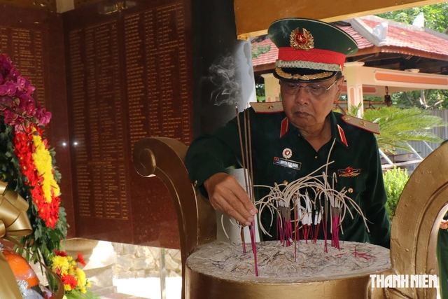 Hội Cựu chiến binh TP.HCM dâng hương, tưởng nhớ đồng đội tại công viên Lê Thị Riêng  - Ảnh 1.