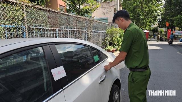 &Ocirc; t&ocirc; m&oacute;p đầu nằm nhiều năm ở TP.HCM được cẩu đi: C&ocirc;ng an phường đang x&aacute;c minh- Ảnh 2.