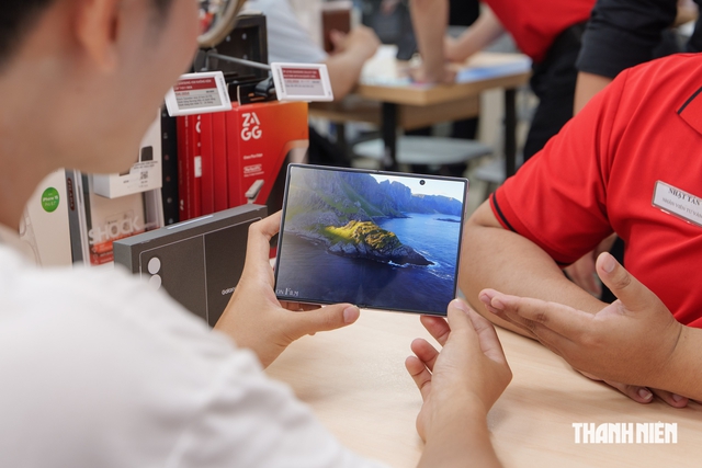 Galaxy Z Fold8 tạo nên thách thức lớn cho điện thoại gập đầu tiên của Apple - Ảnh 1.