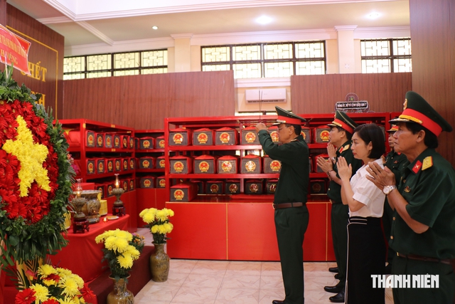 Hội Cựu chiến binh TP.HCM dâng hương, tưởng nhớ đồng đội tại công viên Lê Thị Riêng  - Ảnh 2.