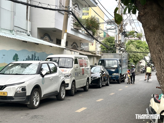 &Ocirc; t&ocirc; đậu tr&ecirc;n đường g&acirc;y nguy hiểm- Ảnh 1.