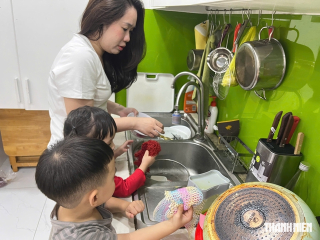 Tình yêu mang tên 'âm thầm ở phía sau': Khi cha mẹ để con tự lớn - Ảnh 2.