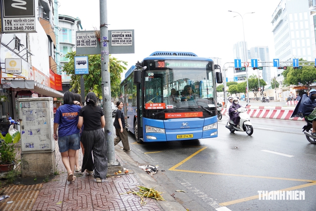 Hai biển b&aacute;o nền xanh, c&oacute; h&igrave;nh xe bu&yacute;t, kh&aacute;c chiều mũi t&ecirc;n ph&acirc;n biệt thế n&agrave;o? - Ảnh 2.
