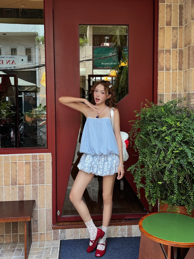Chỉ một đ&ocirc;i tất cao cổ, trang phục dạo phố rạng rỡ ngay lập tức- Ảnh 1.