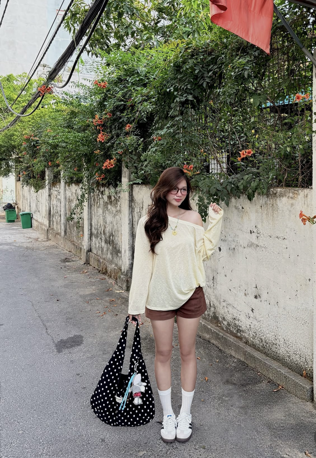 Khi phụ kiện bản lớn 'chiếm s&oacute;ng' thời trang đường phố- Ảnh 2.