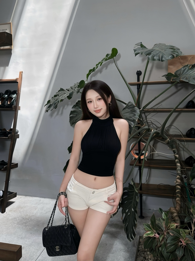 Áo cổ yếm ‘nịnh dáng’ cho những ngày chuyển mùa- Ảnh 5.