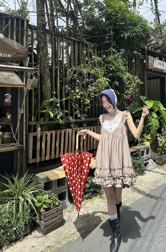 Khi phụ kiện bản lớn 'chiếm s&oacute;ng' thời trang đường phố- Ảnh 6.