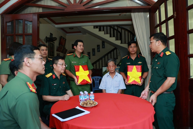 Nước mắt người em 81 tuổi ng&agrave;y nhận lại di ảnh 2 liệt sĩ- Ảnh 2.