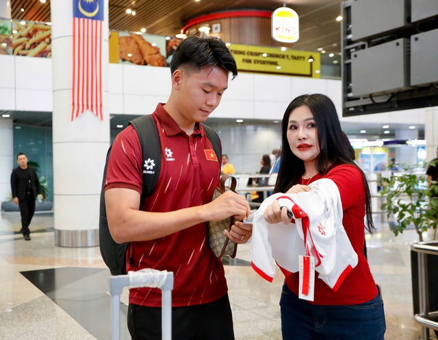 Đội tuyển Việt Nam 'đổ bộ' Kuala Lumpur, sẵn s&agrave;ng đ&aacute;nh bại Malaysia - Ảnh 2.