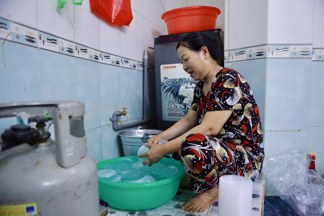 Bánh flan ‘khổng lồ’ có gì hot đến vậy, khách đi 5 lần vẫn chưa mua được? - Ảnh 7.
