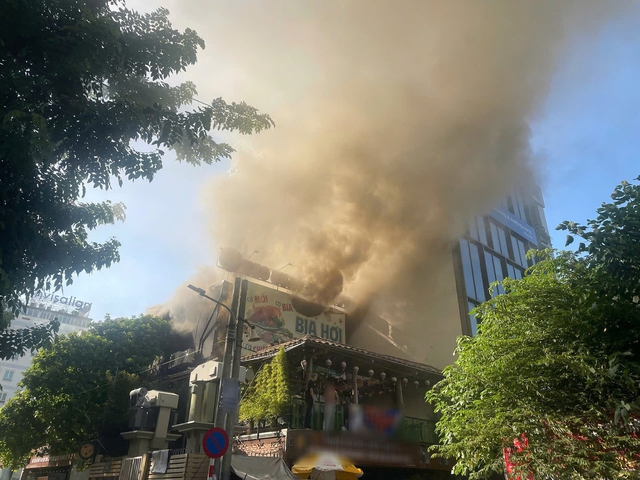 Cháy lớn ở nhà hàng heo quay- Ảnh 1.