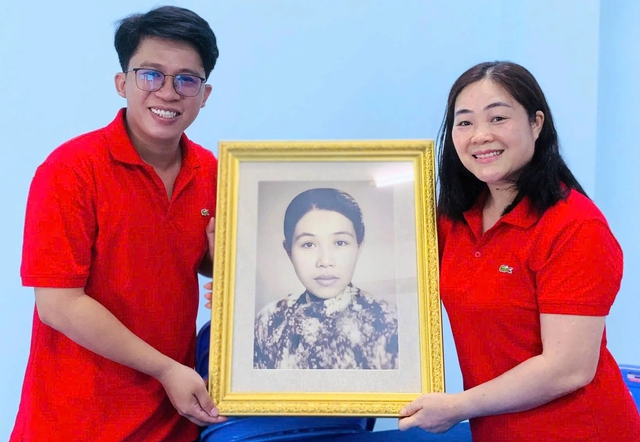 Con trai liệt sĩ Lê Thị Riêng thăm ngôi trường mang tên mẹ - Ảnh 3.