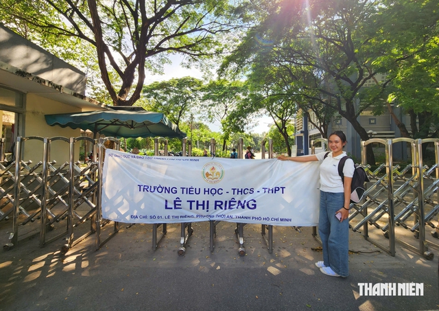 Con trai liệt sĩ Lê Thị Riêng thăm ngôi trường mang tên mẹ - Ảnh 5.
