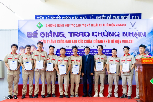 19 kỹ sư xe ô tô điện VinFast đầu tiên ở Vĩnh Long ‘ra lò’ - Ảnh 1.