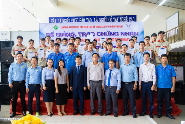 19 kỹ sư xe ô tô điện VinFast đầu tiên ở Vĩnh Long ‘ra lò’ - Ảnh 2.