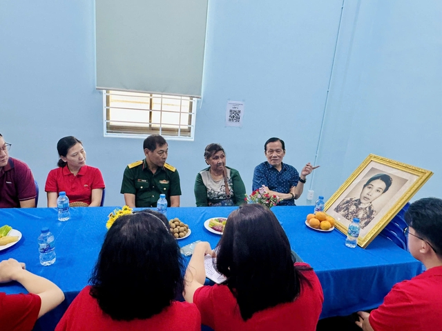 Con trai liệt sĩ Lê Thị Riêng thăm ngôi trường mang tên mẹ - Ảnh 2.