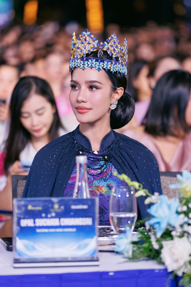 Đương kim Hoa hậu Thế giới diện áo dài khoe sắc ở Quảng Ninh - Ảnh 4.