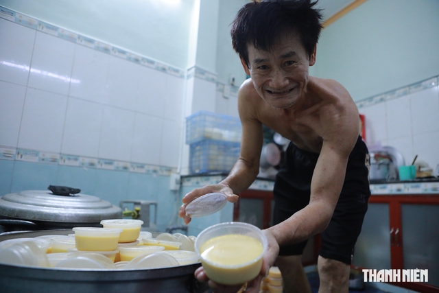 Bánh flan ‘khổng lồ’ có gì hot đến vậy, khách đi 5 lần vẫn chưa mua được? - Ảnh 2.