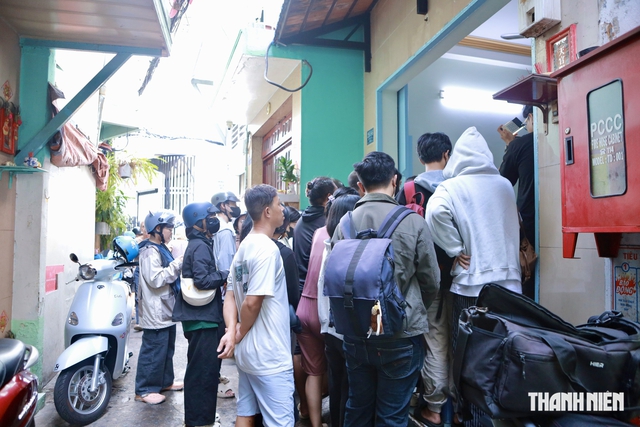 Bánh flan ‘khổng lồ’ có gì hot đến vậy, khách đi 5 lần vẫn chưa mua được? - Ảnh 3.