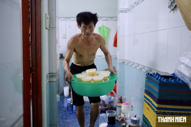 Bánh flan ‘khổng lồ’ có gì hot đến vậy, khách đi 5 lần vẫn chưa mua được? - Ảnh 6.