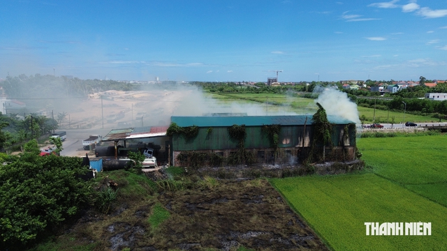 Cháy bãi ruộng, lan vào nhà kho gần cây xăng ở Đồng Hới- Ảnh 2.