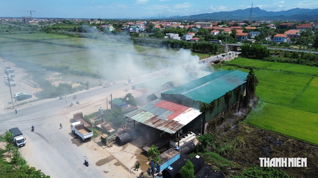 Cháy bãi ruộng, lan vào nhà kho gần cây xăng ở Đồng Hới- Ảnh 1.