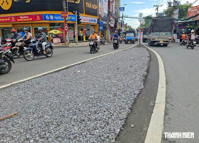 Đ&aacute; dăm lởm chởm tr&ecirc;n đường- Ảnh 1.