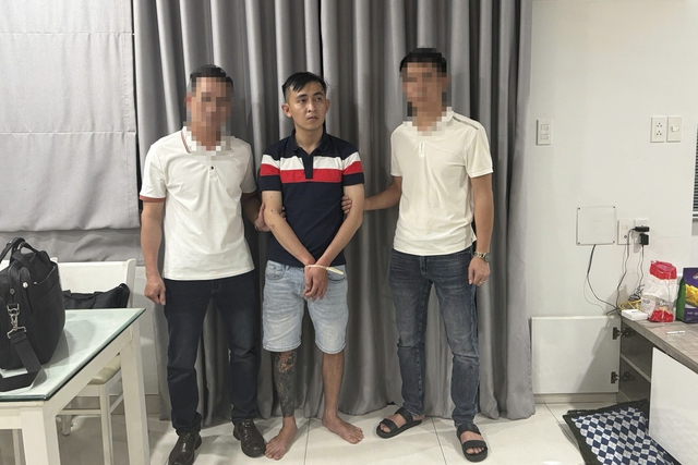 Bắt đối tượng trốn thi h&agrave;nh &aacute;n, ph&aacute;t hiện hơn 1,3 kg ma t&uacute;y tr&ecirc;n &ocirc; t&ocirc;- Ảnh 1.