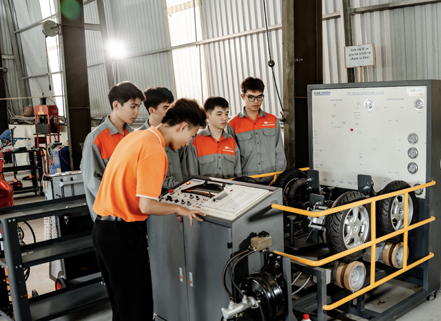 Bước ngoặt ngành công nghệ ô tô và chiến lược đào tạo của FPT Polytechnic - Ảnh 1.
