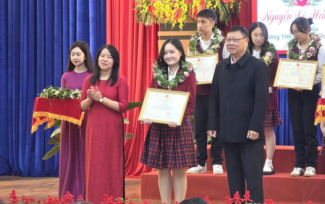 Phường Xuân Hương - Đà Lạt tuyên dương gần 500 học sinh tiêu biểu, tiếp sức khát vọng vươn lên- Ảnh 3.