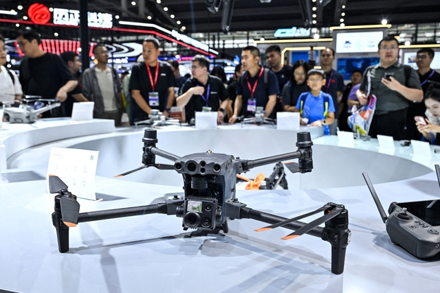 Ông Trump tuyên bố áp thuế lên đến 100% đối với UAV nhập khẩu - Ảnh 1.