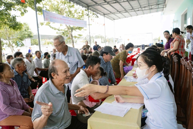 Chiến dịch 100 ngày khám sức khỏe toàn dân: Đà Nẵng tăng tốc đưa người dân đi khám- Ảnh 1.
